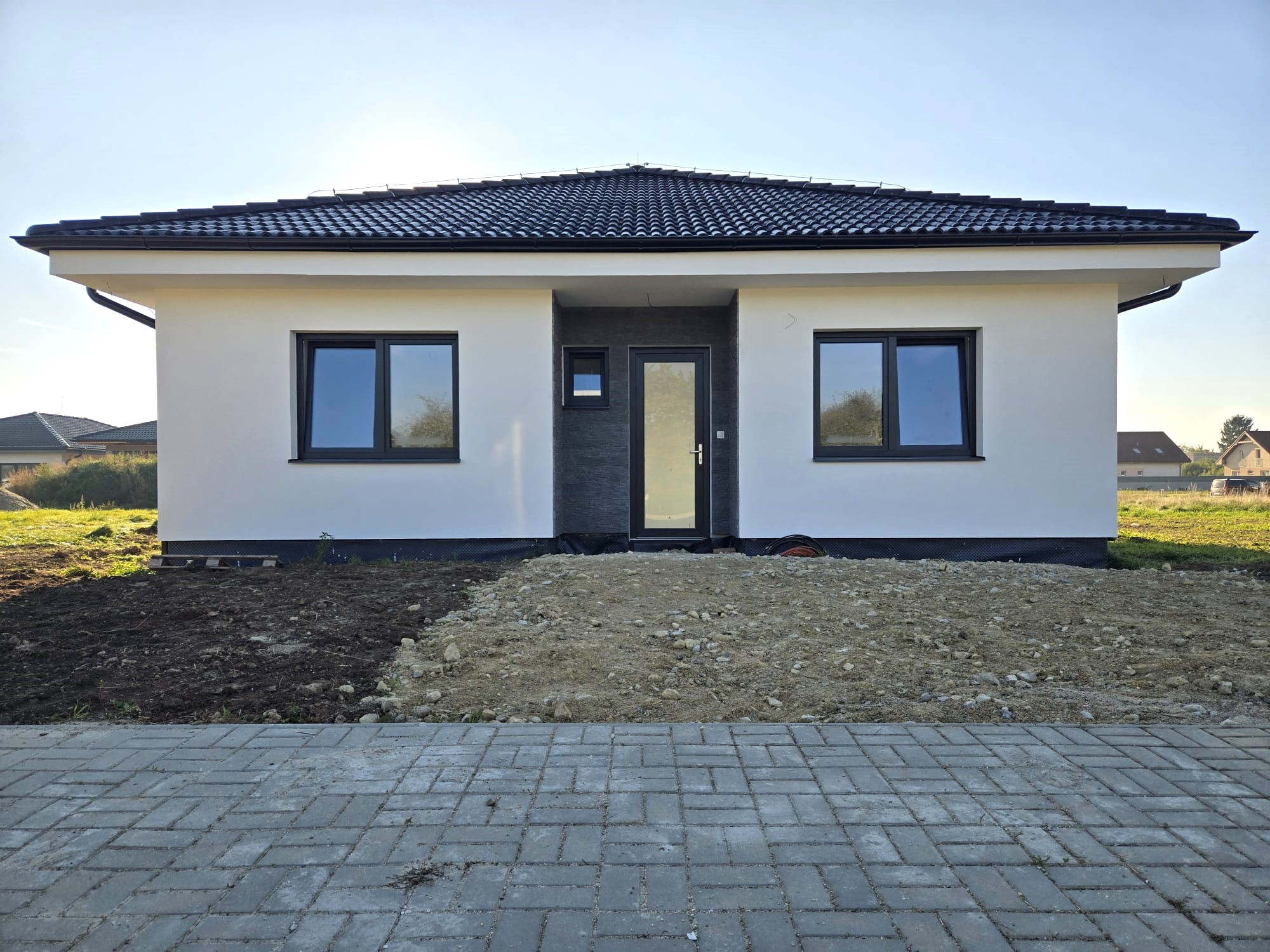 Novostavba s hotovou stříkanou fasádou